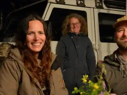 Leuten den Literatursommer in der Hofbuchhandlung ein: (von links) Franziska Jebens, Kathrin Wellmann und Carsten Jebens