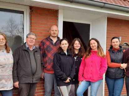 Besuch bei Landsleuten &ndash; den Familien Lavrova, Vasilenko und Mezentseva &ndash; in Augustfehn II: Pastor Peter Szegeljanik (ganz rechts) und seine Frau Katharina, (2.v.li.) Reinhold Wererts, zweiter Vorsitzender des Vereins Humanit&auml;re Soforthilfe. Er kennt &uuml;ber den Westersteder Verein Br&uuml;ckenbauer den Pastor bereits seit Jahrzehnten.