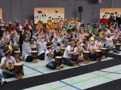 Alle Kinder der Grundschule Ovelg&ouml;nne wirkten bei der Projektwoche &bdquo;Trommelapplaus!&ldquo; eifrig mit. Die Auff&uuml;hrung nach einer Woche Probe war ein voller Erfolg.