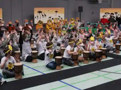 Alle Kinder der Grundschule Ovelg&ouml;nne wirkten bei der Projektwoche &bdquo;Trommelapplaus!&ldquo; eifrig mit. Die Auff&uuml;hrung nach einer Woche Probe war ein voller Erfolg.