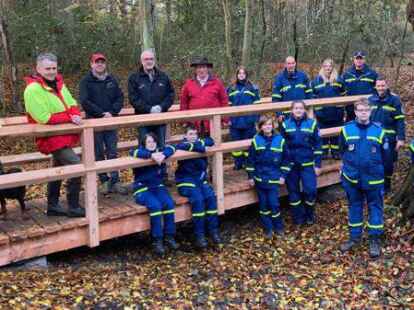 Gelungene Zusammenarbeit: THW Hude-Bookholzberg, Orts- und Heimatverein Schierbrok-Stenum, Gemeindeverwaltung und die Landesforsten haben im  November 2021 die Mitternachtsbr&uuml;cke eingeweiht.