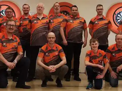 In ihren neuen Trikots: Die Dogmills Darter A, B und C