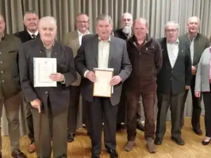 Die geehrten J&auml;gerinnen und J&auml;ger (von links): J&uuml;rgen Aum&uuml;ller, Josef Runden, Josef Franke, Alexander Grafe, Klemens Stammermann, Johannes Block, Heinz Averbeck, Bernhard Bley, Konrad Tangemann und Agnes Grale.