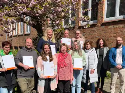 Die Dozentinnen Angelika Fl&uuml;gge (5. von rechts) und Helga Peters-Kuhn (3. von rechts), Leitung Karin Pieper (2. von rechts) und Koordination der BBS Elsfleth, Jan Behrends (rechts), mit sieben von zehn Teilnehmerinnen