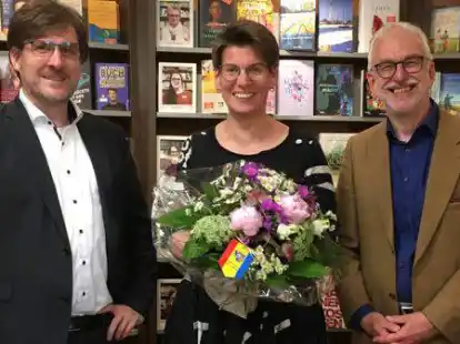 B&uuml;rgermeister Nils Siemen (links) und J&uuml;rgen Mayer gratulierten Anne von Bestenbostel zu der besonderen Auszeichnung.