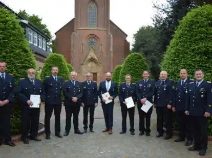 Geehrt und bef&ouml;rdert (v.l.): Jens Feye, Friedhelm Kr&ouml;ger, Christian Luttmann, Andreas Witting, Franz Josef Wiese, Johann Wimberg, Klaus Ellmann, Frans Josef Nording, Stefan Abshof, Arno Rauer.