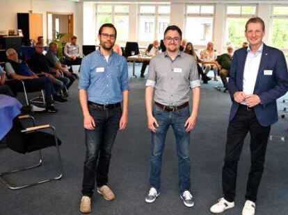 Klimaschutz-Workshop Gemeinde Ganderkesee: die Workshop-Teilnehmer mit (vorne, von links) Klimaschutzmanager Lars Gremlowski, Moderator Michael Wenzel (Dieter Meyer Consulting GmbH) und B&uuml;rgermeister Ralf Wessel.
