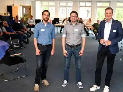 Klimaschutz-Workshop Gemeinde Ganderkesee: die Workshop-Teilnehmer mit (vorne, von links) Klimaschutzmanager Lars Gremlowski, Moderator Michael Wenzel (Dieter Meyer Consulting GmbH) und B&uuml;rgermeister Ralf Wessel.