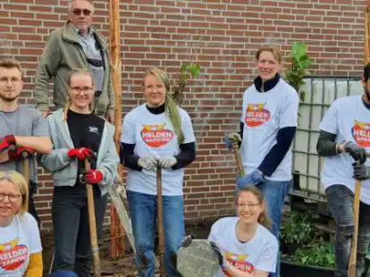 Helferinnen und Helfer bei der Gestaltung des Cloppenburger Klimaecks.