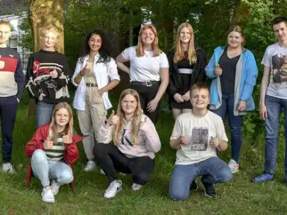 Verfolgten gespannt den Wahlabend: der bisherige Vorsitzende Jannick Thomas (links) und einige der Kandidaten, die sich zur Jugendparlamentswahl haben aufstellen lassen.
