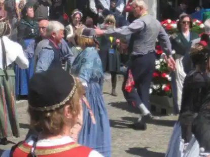 Die Volkstanzgruppe Saterland zwischen den anderen friesischen Trachtengruppen beim Friesen-Treffen auf Helgoland.