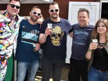 Gute Stimmung und passendes Wetter in Eggeloge: So wie diese Gruppe feierten am Donnerstag zahlreiche Menschen im Ammerland.