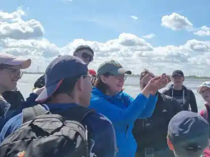 Wattf&uuml;hrerin Bianca Br&uuml;ggemann (Mitte) gibt einen Einblick in die Tierwelt des Watts zwischen Ne&szlig;mersiel und Baltrum.