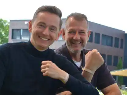 Wollen die Oldenburger Verbundenheit deutlich machen: Sebastian Seger (links) und Stefan Hicke vom Verein &bdquo;Oldenburg hilft&ldquo;.