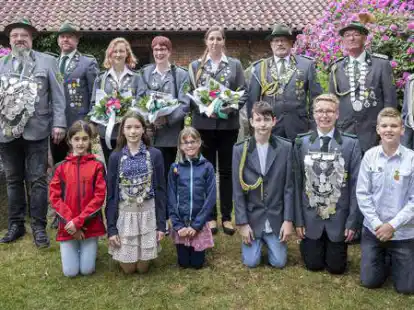 Ernennung nach drei Jahren Pause: das neue K&ouml;nigshaus des Sch&uuml;tzenvereins D&ouml;tlingen (hintere Reihe von links) J&uuml;rgen Cording (1. Adjutant Herren), Heiko Bruhn (K&ouml;nig), Maik Cording (2. Adjutant Herren), Anna Leberecht (1. Adjutantin Damen), Martina Markus (K&ouml;nigin), Katja Baar (2. Adjutantin Damen), Ralf Cording (1. Adjutant Altersbereich), Frank Leutloff (Altersk&ouml;nig) und Gustav Stasiak (2. Adjutant Altersbereich); (vordere Reihe von links) Amelie Henning (Begleitung der Kinderk&ouml;nigin), Leni Lindemann (Kinderk&ouml;nigin), Nela Castens (Begleitung der Kinderk&ouml;nigin), Jaron Henning (1. Adjutant der Jugend), Lukas-Maximilian Syberberg (Jugendk&ouml;nig) und Niklas Schr&ouml;der (Vertretung f&uuml;r die 2. Adjutantin der Jugend.