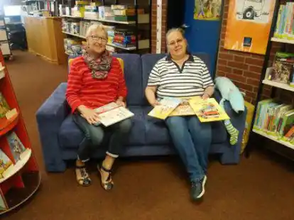 Lesen in der Huder Bibliothek nach langer Pause nun wieder zweimal w&ouml;chentlich vor (von links): Die Lesepatinnen Ute Wellmann und  Susanne Jan&szlig;en.