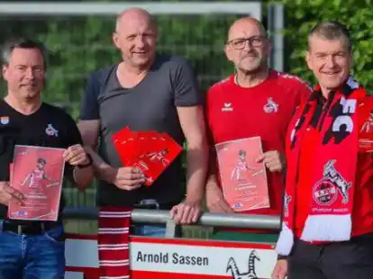 Freuen sich auf das Fu&szlig;ballcamp im Harkebr&uuml;gger Waldstadion (von links): Sascha Freeman (Organisator), Hubert Ideler (1. Vorsitzender), Arnold Sassen (Organisator) und Andreas Teuber (Jugendobmann)
