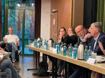 Die Leiterin des Gesundheitsamtes Friesland, Dr. Silke Sell, im Podium mit (unter anderem) B&uuml;rgermeister Gerhard B&ouml;hling, Moderator Werner L&uuml;ders und den Kita-Elternvertreterinnen Anne Stickdorn und Britta Folkers (von rechts).