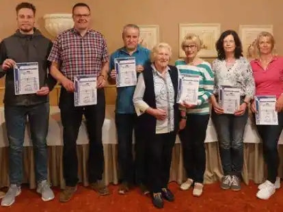 Wurden f&uuml;r langj&auml;hrige Mitgliedschaft im WTV geehrt (von links): Stefanie Stapel, Stefan Patzwall, Rainer Grahl, Joachim Damm, Erna Kelbessa-Fischbeck, Irmgard Riks, Anja Addicks-Blum, Silke Wiechmann und Susanne Frerichs.