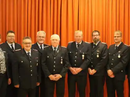 Ehrungen pr&auml;gten die Hauptversammlung der Feuerwehr Nordloh-Tange: von links stellv. B&uuml;rgermeisterin Thalke Ehlers, Ortsbrandmeister Manfred Delger, stellv. Gemeindebrandmeister Mario Borchers, stellv. Kreisbrandmeister J&uuml;rgen Scheel, die Jubilare Arnold de Vries, Gerno Frerichs, Manuel J&uuml;tting und Bernd Reil sowie Gemeindebrandmeister Hartmut Bollen.