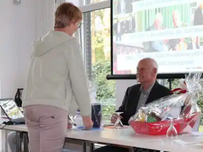 Ehrerbietung auch vom Kreissportbund: Monika Wiemken dankte Hero Eiben f&uuml;r seinen Einsatz. Der abgetretene Vorsitzende wurde zum Ehrenvorsitzenden des TuS Ofen ernannt.