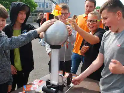 &bdquo;Waaaaah! Ich hab eine gewischt gekriegt&ldquo;: Am Bandgenerator konnten Sch&uuml;ler mit elektrischer Spannung experimentieren.