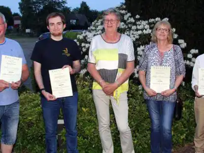 Ehrungen beim Sch&uuml;tzenkreis Delmenhorst und Umgebung von 1974: (von links) Volker Bleydorn, Andr&eacute; Henkel, Brigitte Grave-Irrsack, Heike B&ouml;ckmann und Sandra Bohlin.
