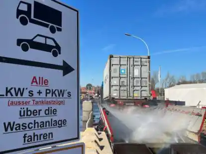 Um die Verbreitung von belasteten St&auml;uben einzud&auml;mmen, m&uuml;ssen Last- und Personenwagen vor dem Verlassen des Betriebsgel&auml;ndes durch eine Reifenwaschanlage fahren.