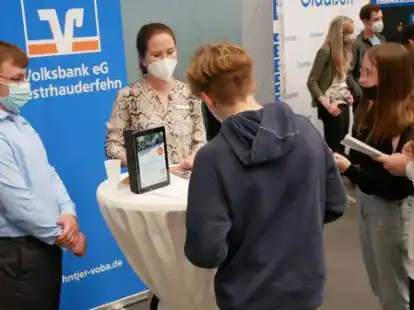 Mit ihrem Erkundungsbogen in der Hand befragten die Sch&uuml;ler der HRS Saterland die Ausbilder auf der Berufsmesse &bdquo;Chance Azubi&ldquo;.