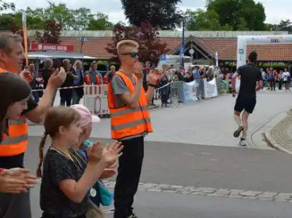 Anfeuerung vom Rand: Beim Zieleinlauf wurden die Sportlerinnen und Sportler gut vom Publikum unterst&uuml;tzt.