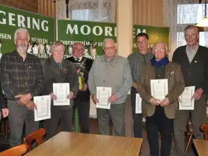 Hegeringsleiter (von links) Albert Koopmann mit Hartwig Schefler, Wolfgang Timme, Rolf Heinemann, Heinz Deharde, Hartmut Grunnemeyer, Klaus Beer, Johann T&ouml;llner und J&uuml;rgen Engelbart