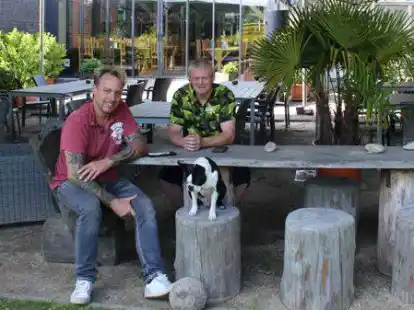 Laden zum Fr&uuml;htanz in den Gristeder Hof: Wirt Andre Fittje (l.) und sein Helfer Ingo Boers. Eine &uuml;berdachte Lounge samt Tanzfl&auml;che  ist f&uuml;r die G&auml;ste eingerichtet.