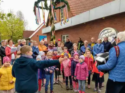 Gemeinsamer Auftritt: Beim Maibaumsetzen am Landhaus Friedrichsfehn sang der Gemischte Chor gemeinsam mit dem Kinderchor der Kirchengemeinde Friedrichsfehn-Petersfehn.