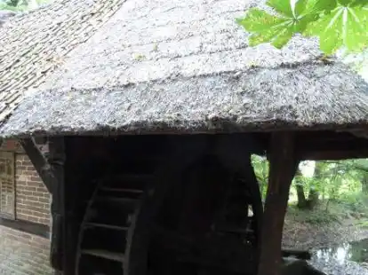 Seit 1608 Teil der Landschaft: Die Wasserm&uuml;hle in Howiek.