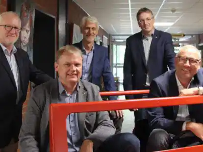 Stellten ihre Schulpl&auml;ne vor: (v.l.) Konrad Huismann (FCSO), B&uuml;rgermeister Thomas Erdwiens, Kurt Plagge (FCSO), Fachbereichsleiter Joachim Betten und Christian Hundsmann (FCSO).