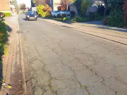 Sie befindet sich seit langem schon in einem schlechten Zustand: die Gr&uuml;ne Stra&szlig;e. Nun gibt es Gelder aus dem Programm Dorfentwicklung, die wichtige Verkehrsverbindung in Apen kann saniert werden.