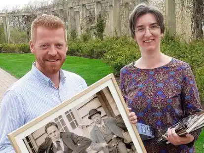 Alexander Rolfes und Dr. Ulrike Kehrer teilen die Leidenschaft ihres Kollegen Christoph Tiemann (Bild im Bild) f&uuml;r Holmes und Dr. Watson und freuen sich auf das Wochenende mit den Sherlock-Fans.