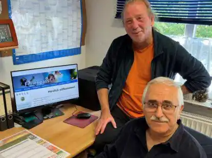 Harald Golkowski (links) und Hasan Ugurlu haben das Ferienpass-Angebot der Stadt Nordenham zusammengestellt.