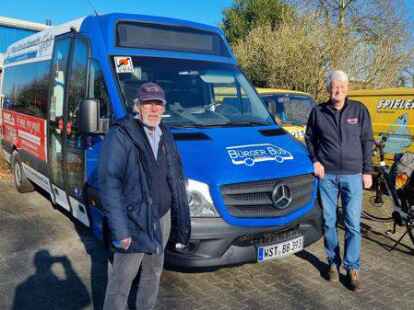 Muss ersetzt werden: das aktuelle Fahrzeug des B&uuml;rgerbus Edewecht. Rolf Meyrowitz, zust&auml;ndig f&uuml;r die &Ouml;ffentlichkeitsarbeit, und Fahrdienstleiter Rainer Schwarz und der Vereinsvorstand pr&uuml;fen auf Wunsch der Gemeinde Edewecht aber auch die M&ouml;glichkeit eines Elektro-Busses.