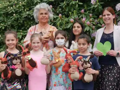 Seelentr&ouml;ster aus Stoff: Beate R&uuml;mmler (hinten links) und die Kinder vom N&auml;htreff &uuml;berreichten selbst gen&auml;hte Kuscheltiere an Yvonne Brunken vom Sozialamt (rechts).