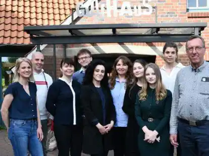 Haupt- und Ehrenamtliche k&uuml;mmern sich um das Begegnungscaf&eacute; im Gulfhaus: Alena P&ouml;lking (von links), Tobias Hartmann, Valentyna Schmiedel, Ruslan Slizchenko, Indira Ejupi, Anna Gette, Liubov Buzkorovaina, Liia Buzkorovaina, Lea Janssen und Johannes Lamping.