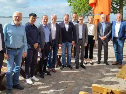 Teilnehmer des Industrieforums (von links): B&uuml;rgermeister Nils Siemen, Rainer Wahlers (Zinkh&uuml;tte), Peng Sun (ATB), Dr. Heikel Hamadou (Nordenham Metall, Dr. Andreas Liessem (Steelwind), Andreas Sichau (Rhenus Midgard), Malte Baars (Albers Transport & Logistik), Jochen Vauth (Premium Aerotec), B&auml;rbel St&uuml;hrenberg (Wilhelm St&uuml;hrenberg GmbH), Wirtschaftsf&ouml;rderer J&uuml;rgen Mayer, Carsten B&uuml;sing (Kronos Titan), J&uuml;rgen Eilers (Norddeutsche Seekabelwerke)