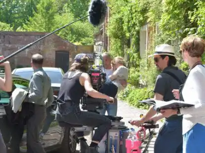 In &bdquo;Ostfriesenwut&ldquo; wird Hauptkommissarin Ann Kathrin Klaasen (Mitte) gegen ihren Willen in eine psychiatrische Klinik eingewiesen &ndash; die Dreharbeiten f&uuml;r diese &Ouml;rtlichkeit fanden am Montag in der Gemeinde Hage statt.