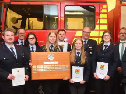 An der Versammlung nahmen teil (von links) Klaus und Hagen Niekamp, Sven Bolte, Stefanie Fuhrmann, Emily Theilen, Jonas und Marie Willisch, Udo Meyering, lIsa Bruce sowie Fachbereichsleiter Michael Heib&uuml;lt und Max Waigel.