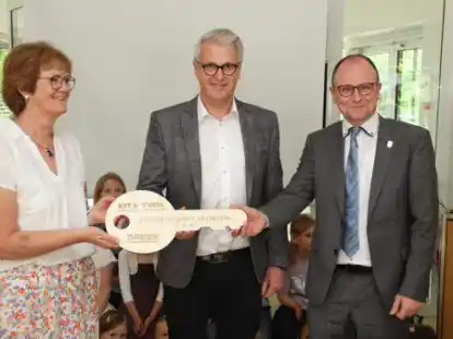 Architekt Hans-J&uuml;rgen Drees (Mitte) &uuml;berreichte den symbolischen Schl&uuml;ssel an Einrichtungsleiterin B&auml;rbel Dellwisch und B&uuml;rgermeister Thomas H&ouml;ffmann.