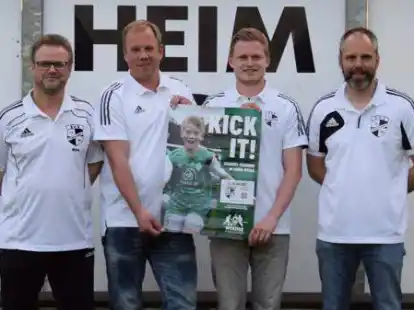 Der Jugendvorstand des SV Str&uuml;cklingen um Wolfgang Neitzel (von links), Christian Schnau, Timo Geesen und Martin Rosenbaum freut sich auf den Besuch des Fu&szlig;ballcamps von Werder Bremen.