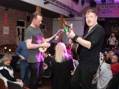 Verlassen w&auml;hrend des Konzertes auch gerne mal die B&uuml;hne (hier vor drei Jahren im Dingsteder Krug): die Gitarristen der Band &bdquo;Dear Joe&ldquo;.