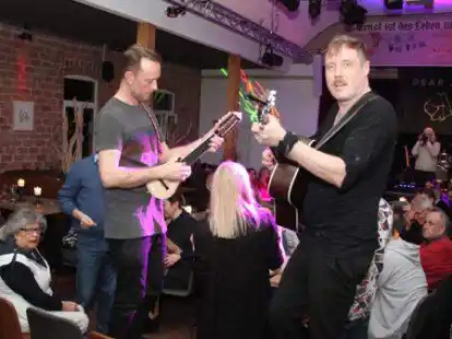 Verlassen w&auml;hrend des Konzertes auch gerne mal die B&uuml;hne (hier vor drei Jahren im Dingsteder Krug): die Gitarristen der Band &bdquo;Dear Joe&ldquo;.
