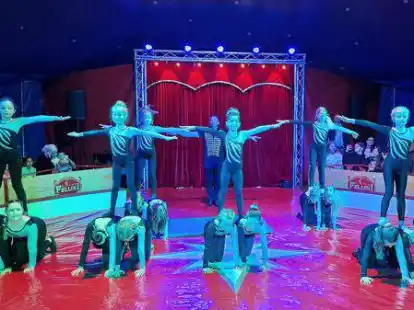 In schillernden Kost&uuml;men wurden die M&auml;dchen der Grundschule Kirchhammelwarden zu menschlichen Pyramiden.