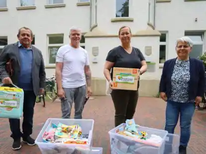 Alles dabei f&uuml;r die Grundausstattung: Horst H&auml;user (Kinderlachen), Axel von Lienen, Katharina Schmidt (beide KJK) und Ulrike Ulrike No&euml;l bei der Spenden&uuml;bergabe.